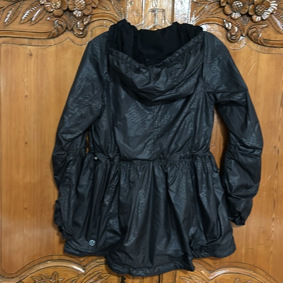 Lululemon Rain Resistant Windbreaker with Adjustable Waist and hood - Picture 3 of 10